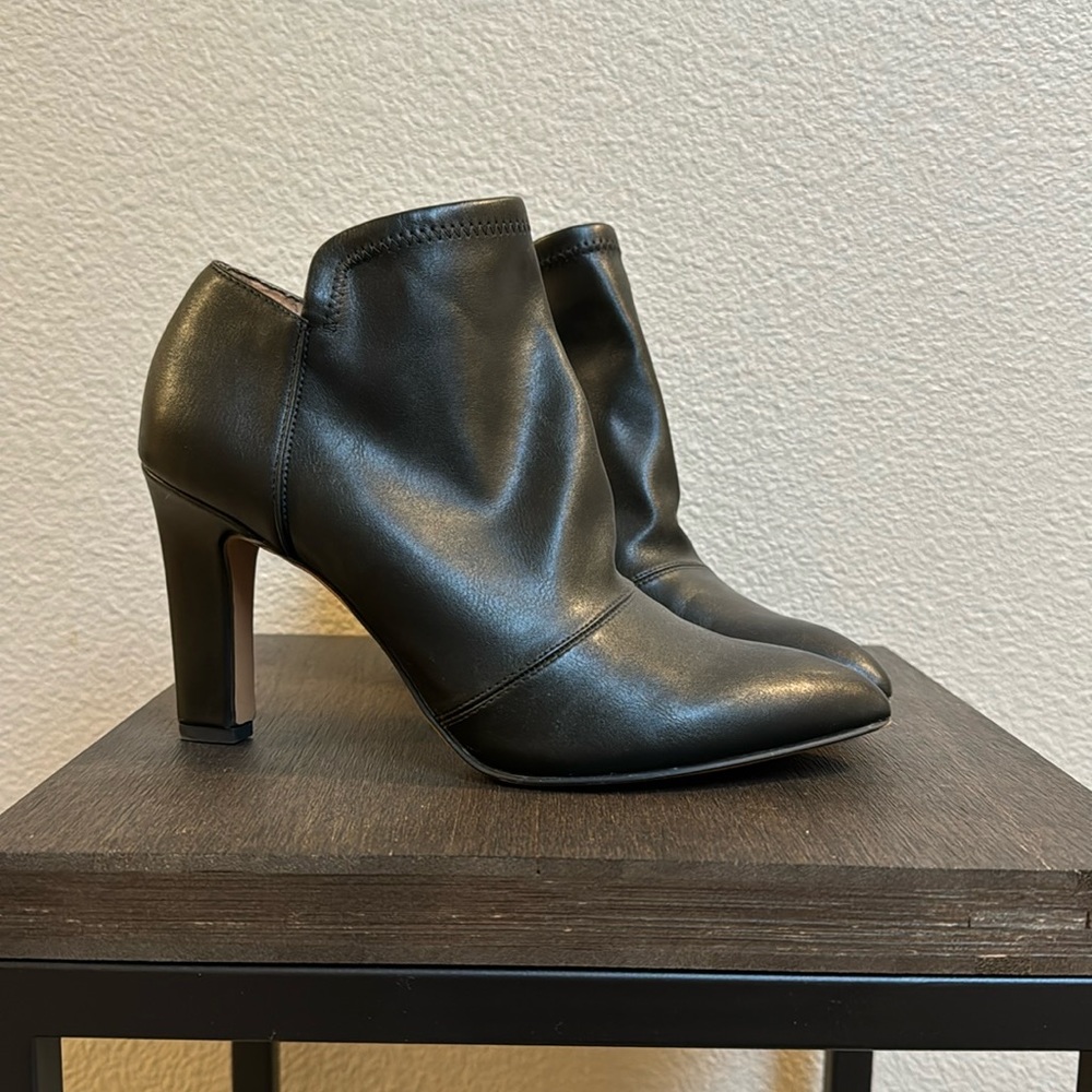 Franco Sarto black leather pointed toe booties high heels 7.5 NEW